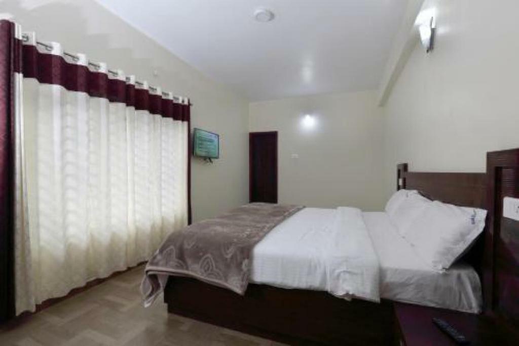 Pine Hill Suites Ooty Exteriör bild